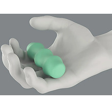 Hand mit Massageball aus Kunststoff