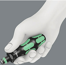 Ein Schraubendreher mit einem ergonomischen Griff wird in einer Hand gehalten.