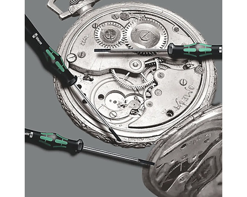 Drei Wera Schraubendreher liegen auf einer offenen Taschenuhr mit sichtbarem Uhrwerk.