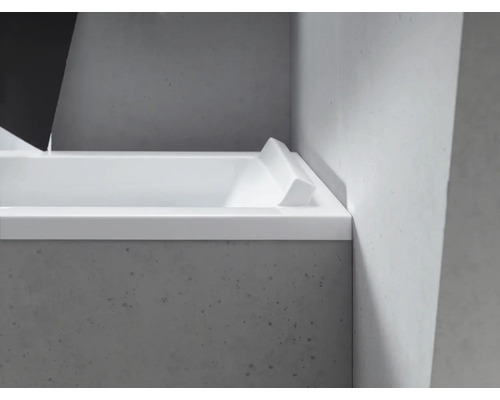 Detailansicht einer eingebauten Badewanne mit gerader Form