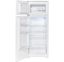 Geöffneter, weißer Kühlschrank mit Gefrierfach und Regalen.