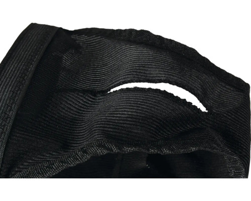 Detailaufnahme eines schwarzen Gewebes mit Öffnung