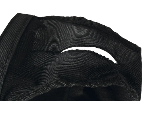 Detailaufnahme eines schwarzen Textilgewebes mit Öffnung