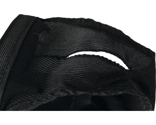 Detailaufnahme eines schwarzen Stoffes mit einer Aussparung