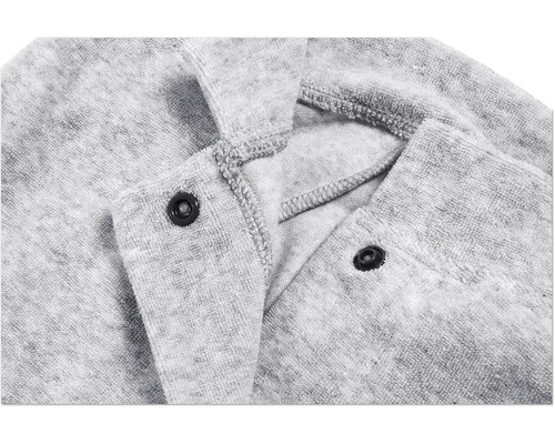 Detailansicht eines grauen Bademantels mit Druckknöpfen.