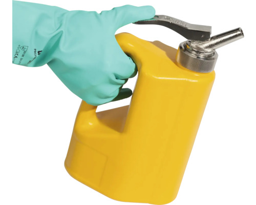 Eine Hand mit Schutzhandschuh hält einen gelben Sicherheitskanister.