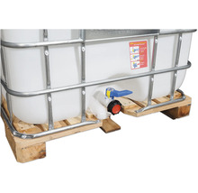 Wassertank mit Auslaufhahn auf Holzpalette mit Metallrahmen