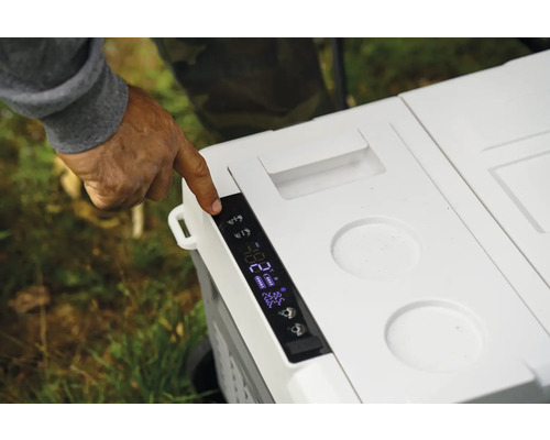 Person bedient eine tragbare Kühlbox mit digitaler Anzeige