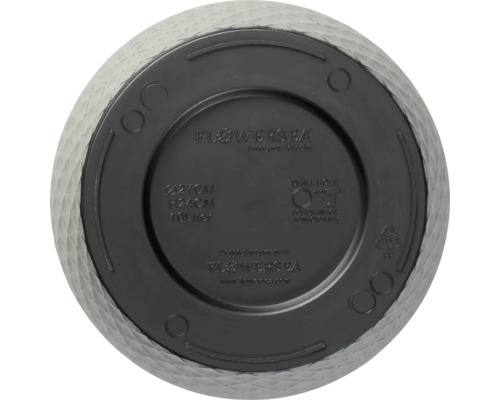 Unterseite eines Blumentopfs mit den Maßen 27 Zentimeter Durchmesser und 24 Zentimeter Höhe, Fassungsvermögen 10 Liter, mit Bohrmarkierung für die Entwässerung und Flowersea Logo.