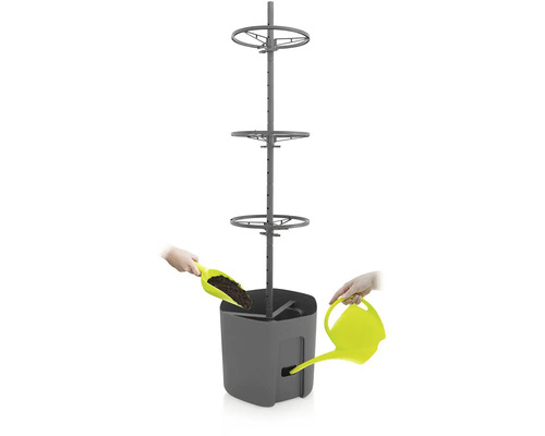 Hochbeet mit Bewässerungssystem, befüllt mit Erde und Gießkanne