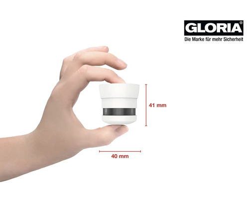 Hand hält Rauchmelder mit den Maßen 41 Millimeter Höhe und 40 Millimeter Breite.