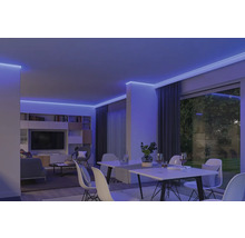 Wohnzimmer mit indirekter Deckenbeleuchtung und moderner Einrichtung