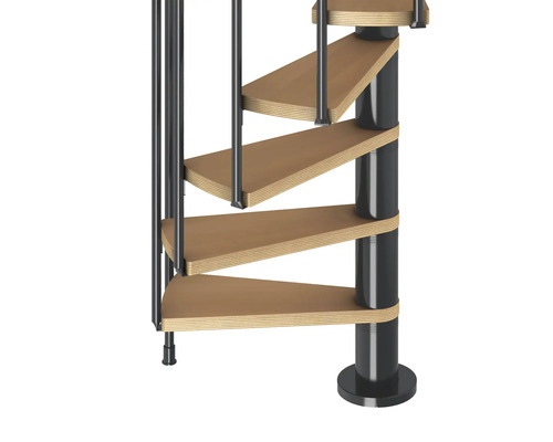 Detailansicht einer Wendeltreppe mit Holzstufen und Metallgeländer