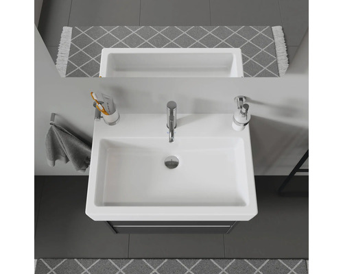 Aufsicht eines Badezimmers mit Waschbecken, Armatur, Seifenspender und Handtuchhalter