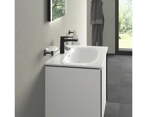 Badezimmer mit Waschbecken, Armatur, Spiegel und Bademantel