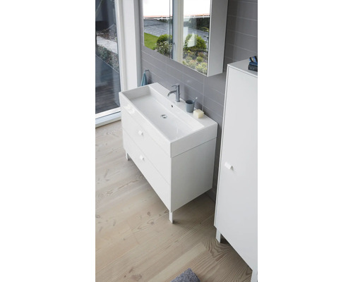 Helles Badezimmer mit Waschbeckenunterschrank, Spiegelschrank und Seitenschrank
