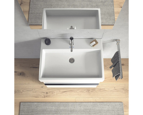 Aufnahme von oben eines Badezimmers mit Waschbecken, Armatur, Seife und Handtuchhalter