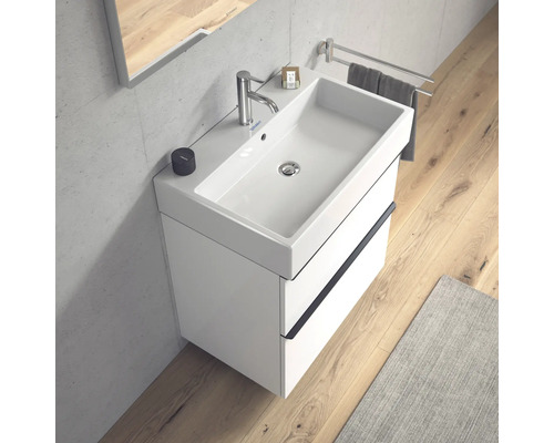 Modernes Badezimmer mit Waschbeckenunterschrank, Armatur und Handtuchhalter