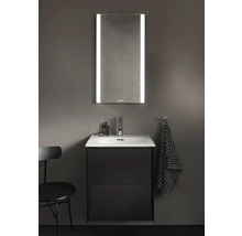 Badezimmer mit Waschbeckenunterschrank, Aufsatzwaschbecken, Armatur und beleuchtetem Spiegelschrank