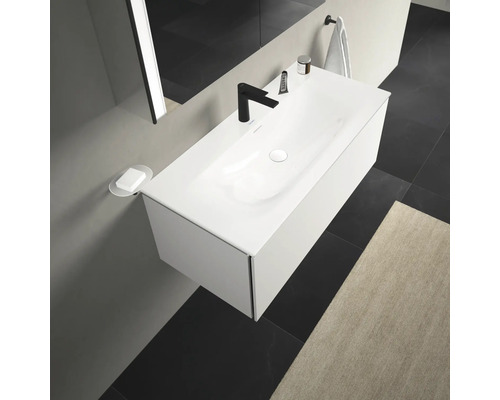 Modernes Badezimmer mit weißem Waschtisch, schwarzer Armatur und minimalistischem Design