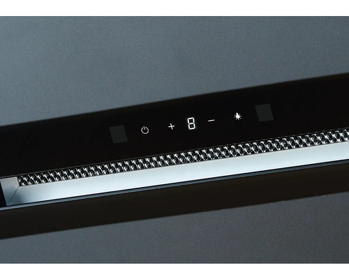 Detailaufnahme einer Dunstabzugshaube mit digitaler Anzeige und Bedienelementen