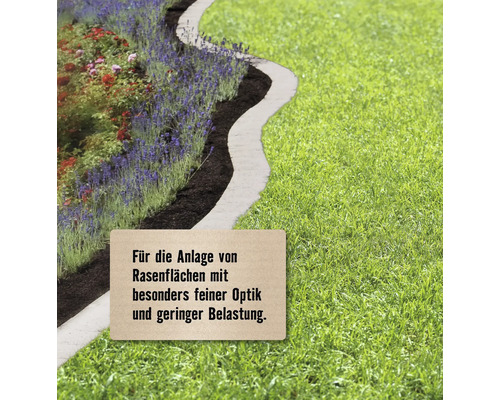 Gartenlandschaft mit Rasenfläche, Blumen und Wegbegrenzung