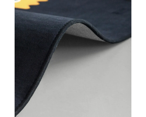 Detailansicht eines dunkelblauen Teppichs mit heller Unterseite