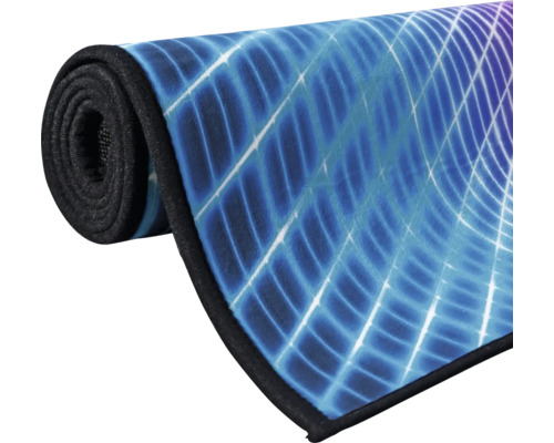 Aufgerollte Fußmatte mit abstraktem Gittermuster