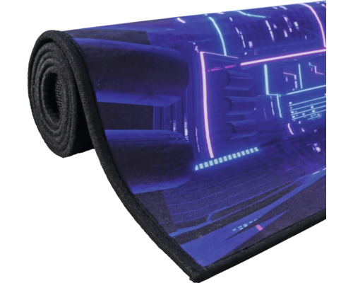 Aufgerollte Schreibtischunterlage mit Stadtmotiv