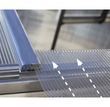 Detailaufnahme einer transparenten Doppelstegplatte mit Aluminiumprofil auf einer Unterkonstruktion.