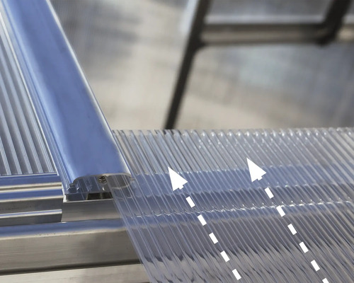 Detailaufnahme einer transparenten Doppelstegplatte mit Aluminiumprofil auf einer Unterkonstruktion.