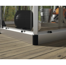 Detailansicht eines Gewächshauses mit Metallrahmen und Fundament auf einer Holzterrasse