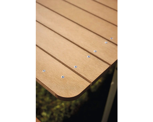 Detailansicht einer Gartentischplatte aus Holz mit abgerundeter Ecke und Schrauben