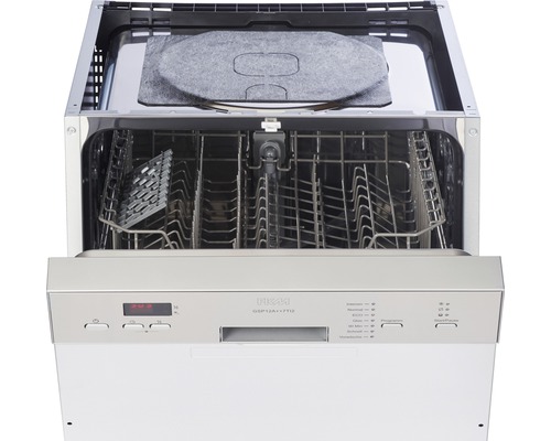 Offene Geschirrspülmaschine mit Geschirrkörben