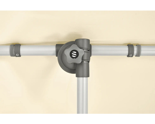 Detailansicht einer Sonnenschirm-Befestigung mit Kurbel