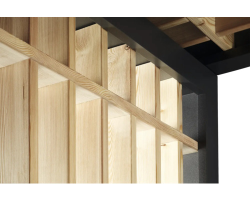 Detailansicht einer Holzkonstruktion mit vertikalen Brettern und schwarzen Metallträgern