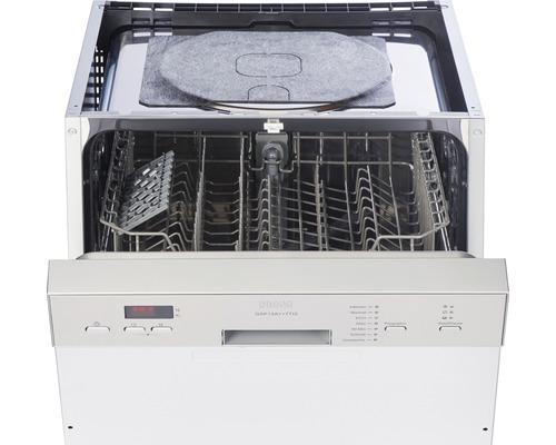 Geöffneter Geschirrspüler mit Innenraumansicht