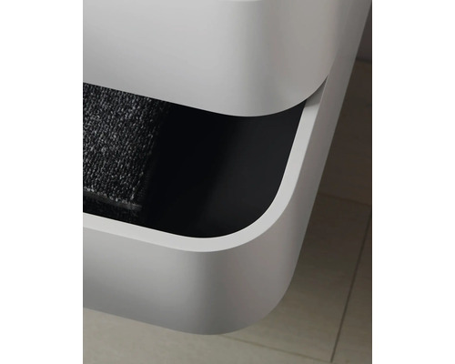 Detailansicht eines Waschbeckenschranks mit offener Schublade und Textilien