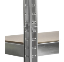 Detailaufnahme eines Metallregals mit Holzboden