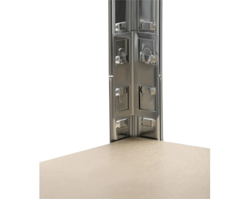 Detailansicht eines Metallregals mit Einlegeboden