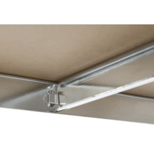 Detailansicht einer Metallstruktur mit einer Holzplatte