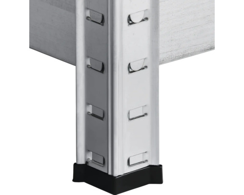 Detailansicht eines Metallregals mit schwarzem Fuß