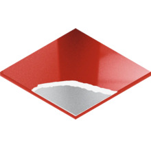 Rote Bodenfliese mit abgerissener Ecke, die das darunter liegende Material zeigt