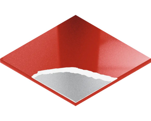 Rote Bodenfliese mit abgerissener Ecke, die das darunter liegende Material zeigt
