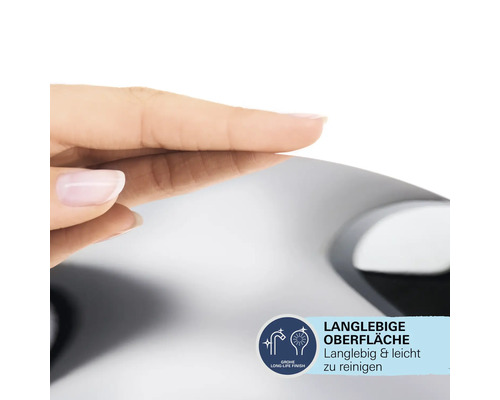 Eine Hand berührt eine Armatur mit langlebiger Oberfläche.