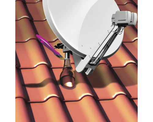 Satellitenantenne auf Dach mit Dachziegeln