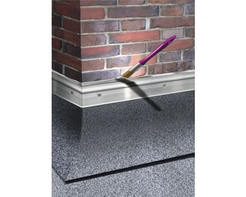 Acryldichtstoff wird mit Pinsel auf einer Sockelleiste aufgetragen.