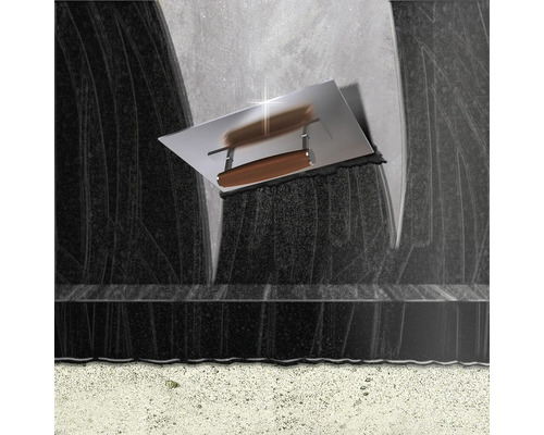 Kelle zum Auftragen von Putz auf eine dunkle Oberfläche