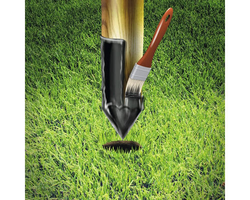 Holzpfosten mit Bitumenschutzanstrich und Pinsel