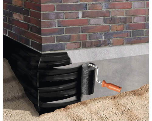 Detailansicht einer Hauswand mit Noppenbahn und Anstrichrolle